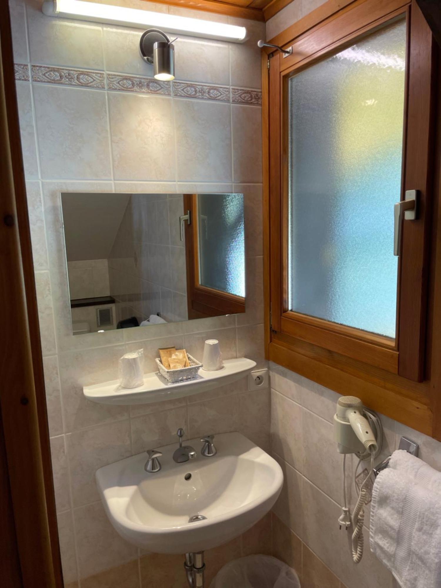 קומבלו Hotel Les Granits מראה חיצוני תמונה